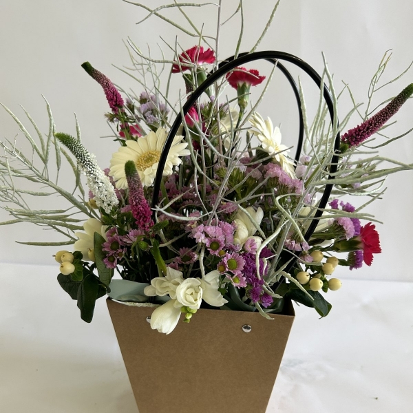 Kurz aranžování živých květin do nádoby, Ostrava, 30. 4. 2024