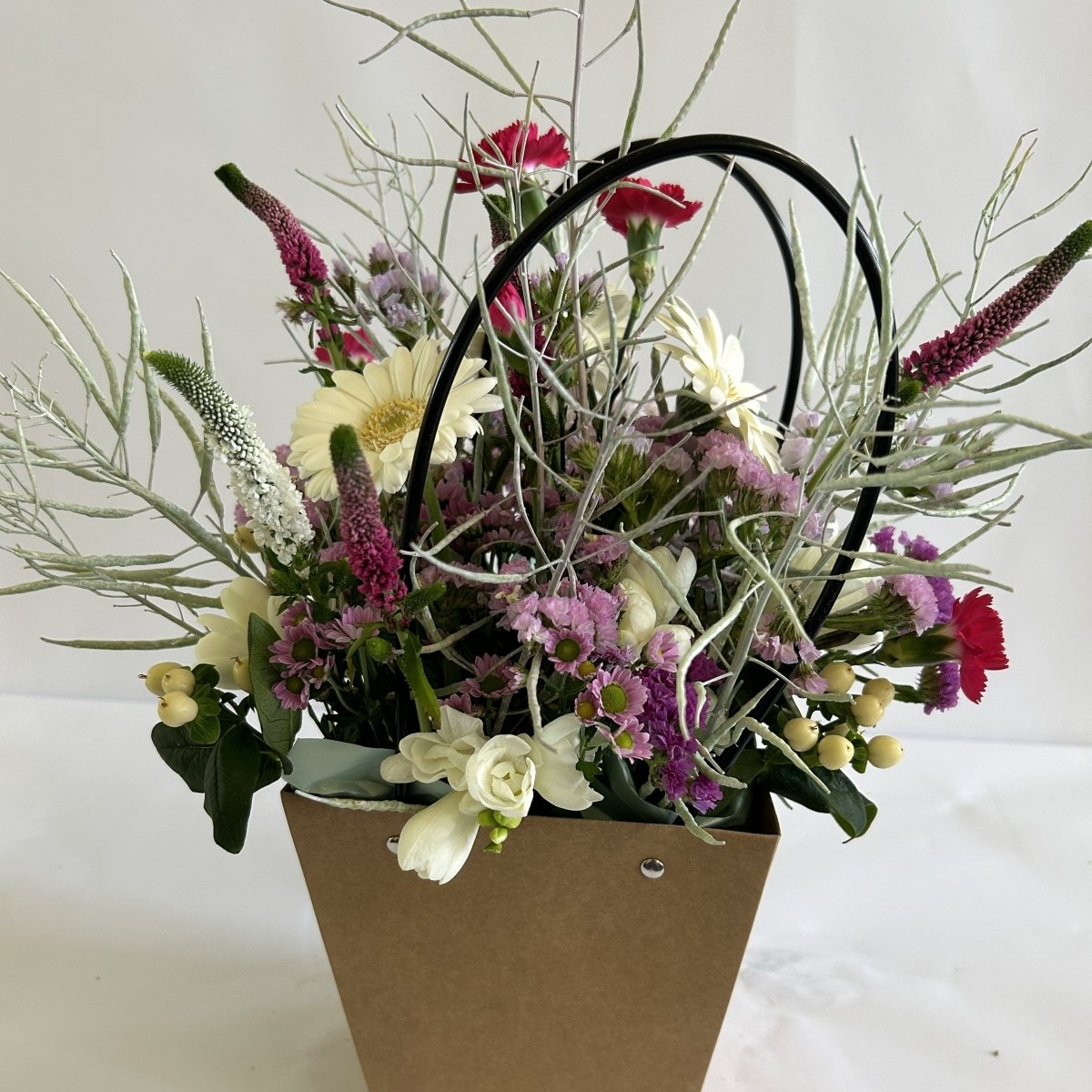 Kurz aranžování živých květin do nádoby, Ostrava, 30. 4. 2024